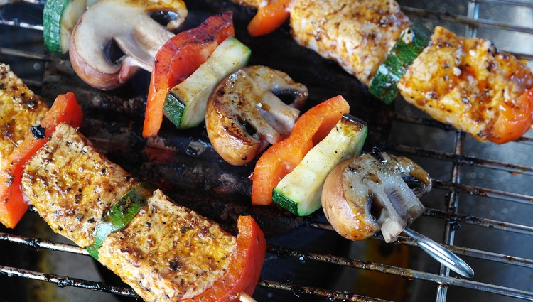 BBQ Recipe - Grilled Chicken with Mushrooms, Zucchini and Red Peppers